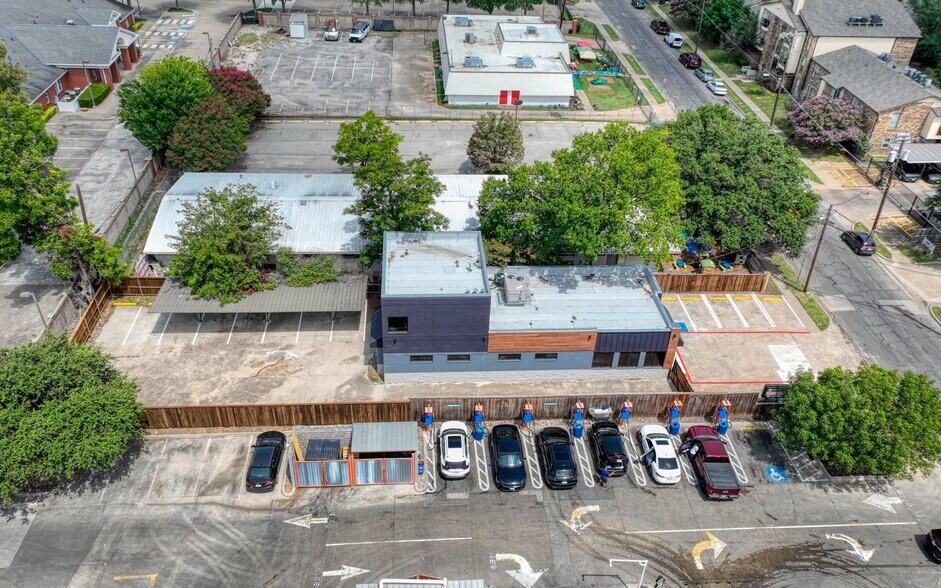More Photos Of 1717 N Garrett Ave, Dallas Medical For Sale