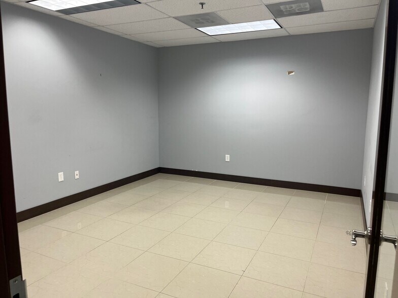 More Photos Of 2550 S Bayshore Dr, Coconut Grove Office For Lease