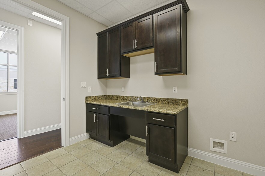 More Photos Of 3900 S Stonebridge Dr, McKinney Medical For Lease