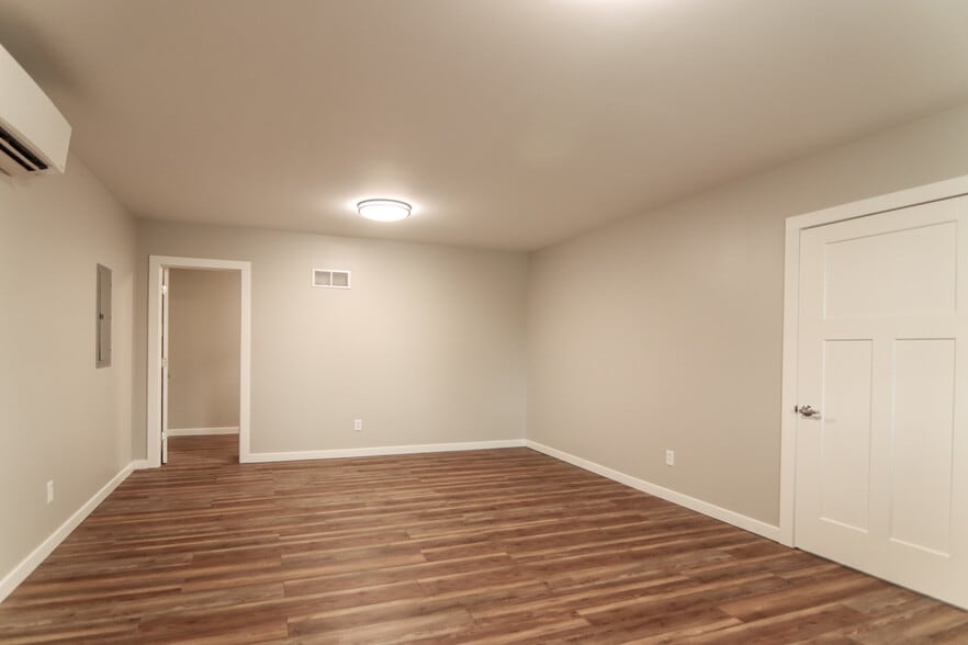 More Photos Of 409 Demoss Ave ave, Arcadia Light Distribution For Lease