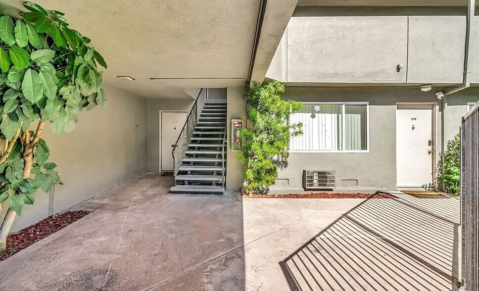 More Photos Of 6911 Haskell Ave, Van Nuys Apartments For Sale