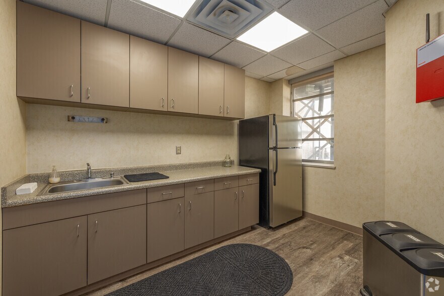 More Photos Of 800 Broadway St, San Antonio Office For Sale