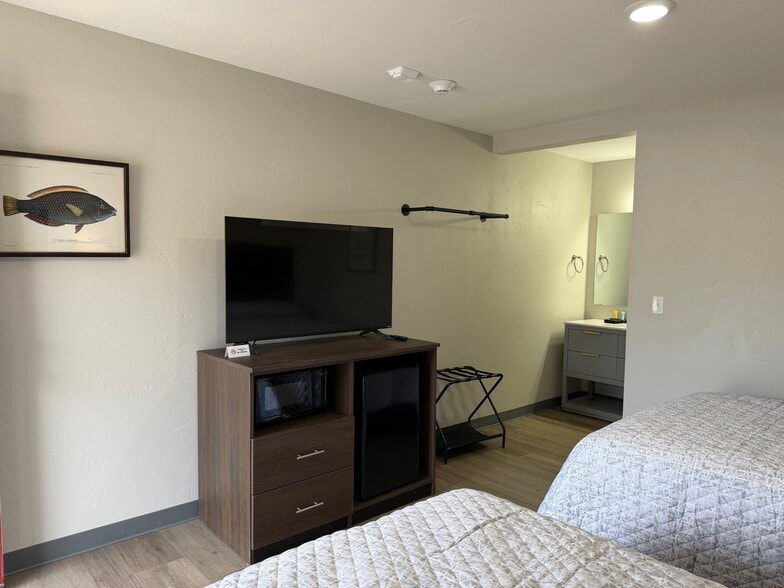 More Photos Of 10603 US Highway 59, Grove Hotel For Sale