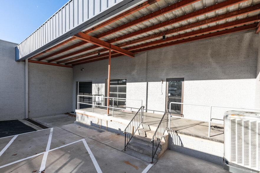 More Photos Of 1508 Moran Rd, Sterling Showroom For Sale