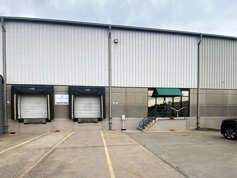 More Photos Of 501-535 NW Parkway, Riverside Warehouse For Lease