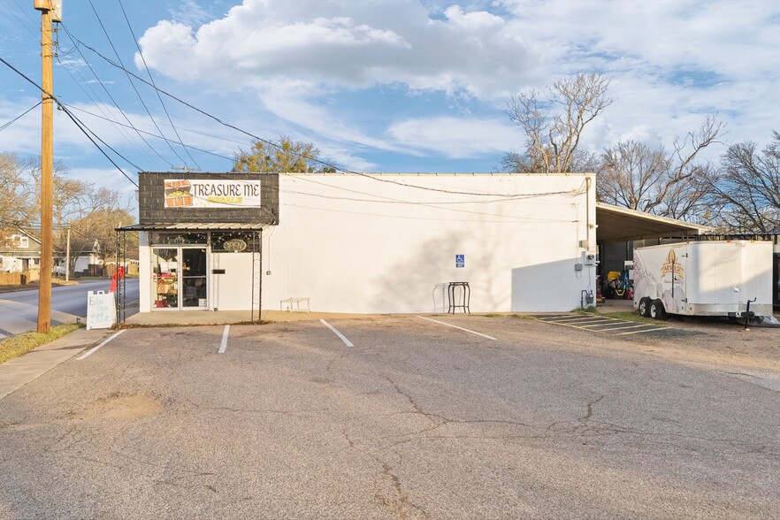 More Photos Of 504 Granbury St, Cleburne Storefront For Sale