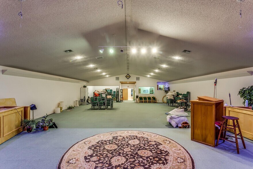 More Photos Of 220 W Lipan Dr, Lipan Religious Facility For Sale