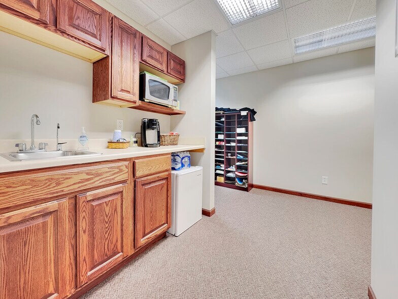 More Photos Of 808 4th St NE, Hampton Office For Sale