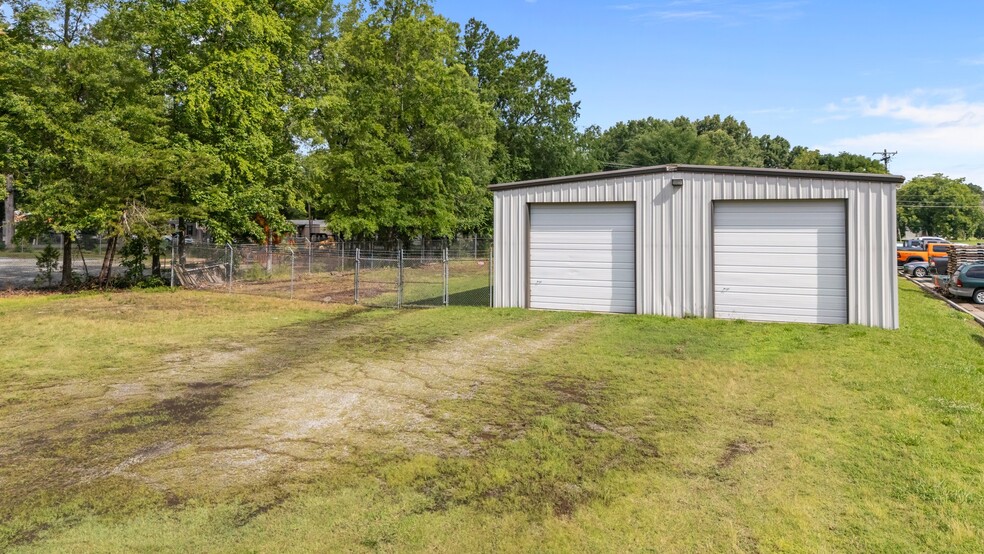 More Photos Of 808 E Parker St, Graham Industrial For Sale