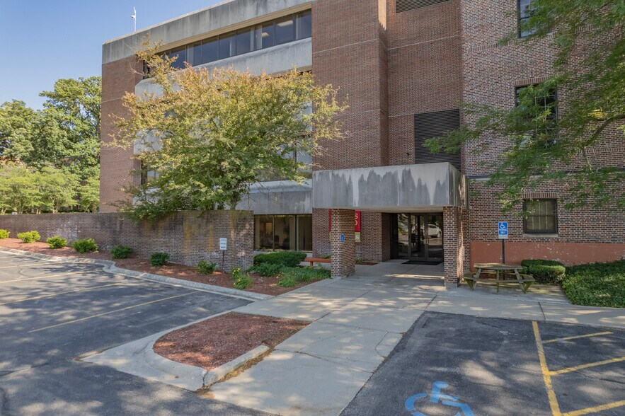 More Photos Of 524 W Stephenson St, Freeport Office For Sale