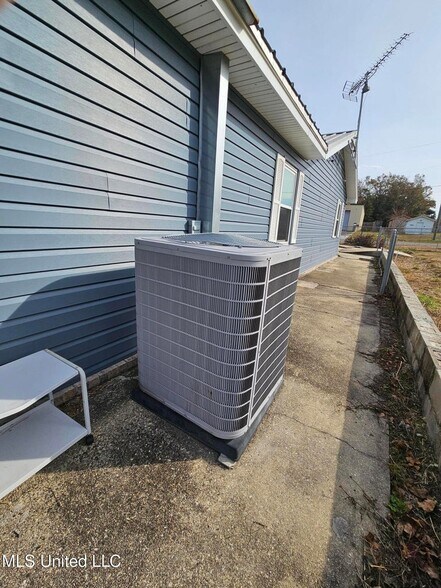 More Photos Of 2713 & 2717 15th Ave, Gulfport Light Distribution For Sale