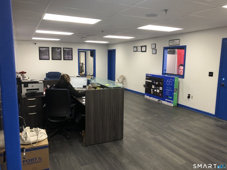 More Photos Of 400 Chapel Rd, South Windsor Flex For Sale