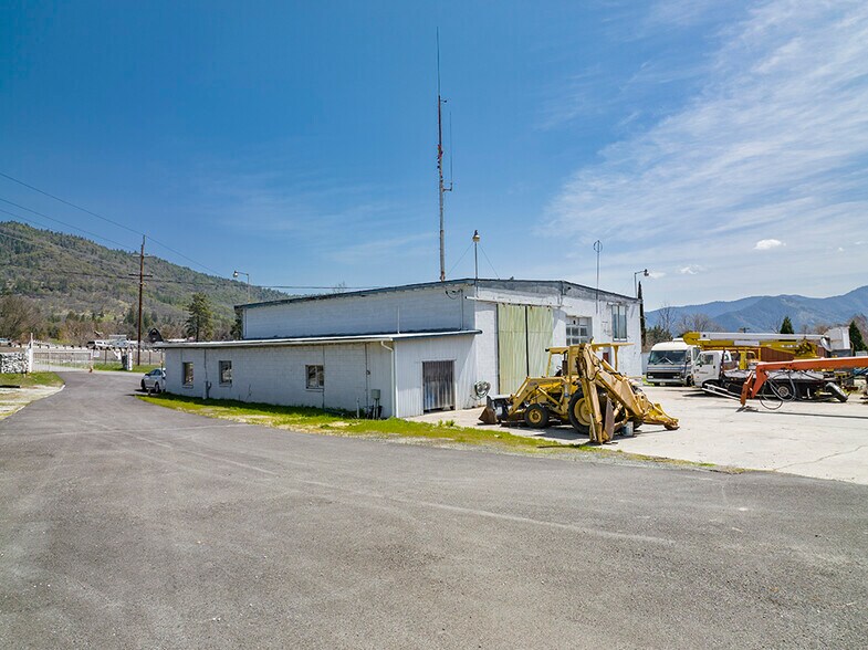 More Photos Of 2660 NW Vine St, Grants Pass Manufacturing For Sale