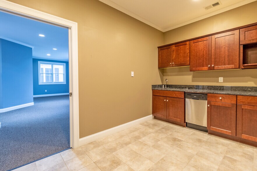 More Photos Of 447 Naubuc Ave, Glastonbury Office For Sale