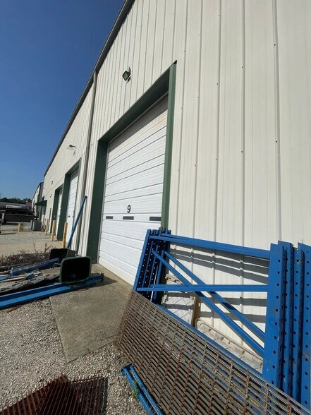 More Photos Of 6244 F Old Lagrange Rd, Crestwood Warehouse For Lease