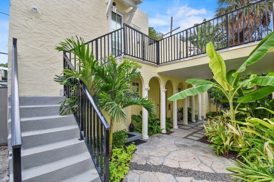 More Photos Of 212 Oleander Ave, Palm Beach Apartments For Sale