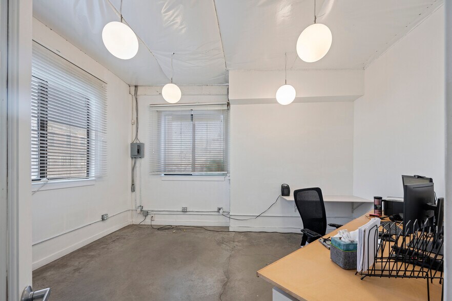 More Photos Of 3294 Louise St, Emeryville Warehouse For Sale