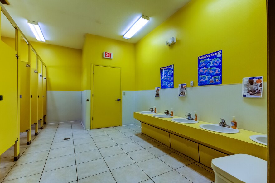 More Photos Of 8816 W Robson St, Tampa Religious Facility For Sale