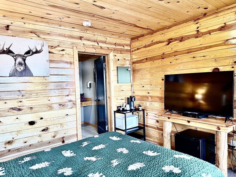 More Photos Of 1665 Whisper Ridge Rd, Ashton Hotel For Sale