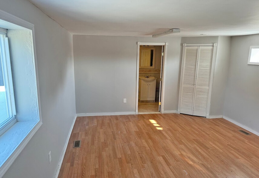 More Photos Of 28905-28909 Utica Rd, Roseville Office For Lease