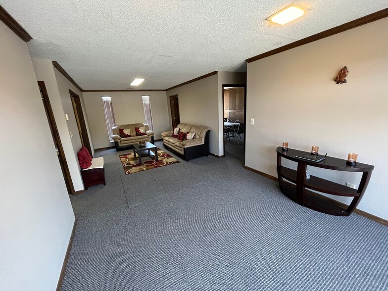More Photos Of 97 Industrial Park Rd, Roebuck Office For Lease