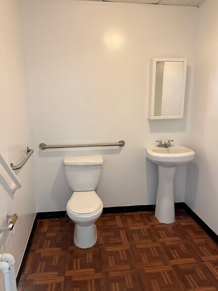 More Photos Of 814-850 Merrick Rd, Baldwin Storefront For Lease