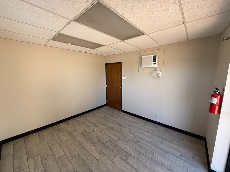 More Photos Of 1715 Wall St, Garland Service For Lease