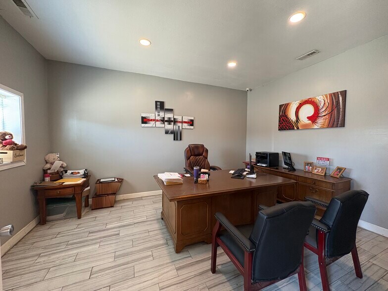 More Photos Of 817 E Tipton St, Seymour Flex For Sale