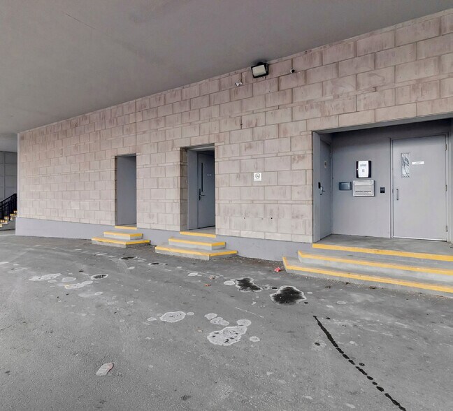 More Photos Of 5100 Orbitor Dr, Mississauga Medical For Lease