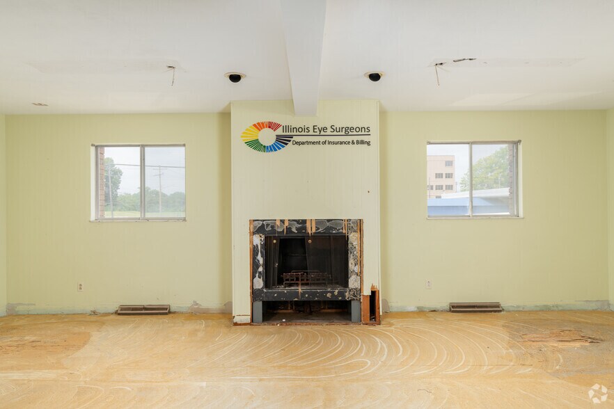 More Photos Of 111 W Lincoln St, Belleville Office For Sale