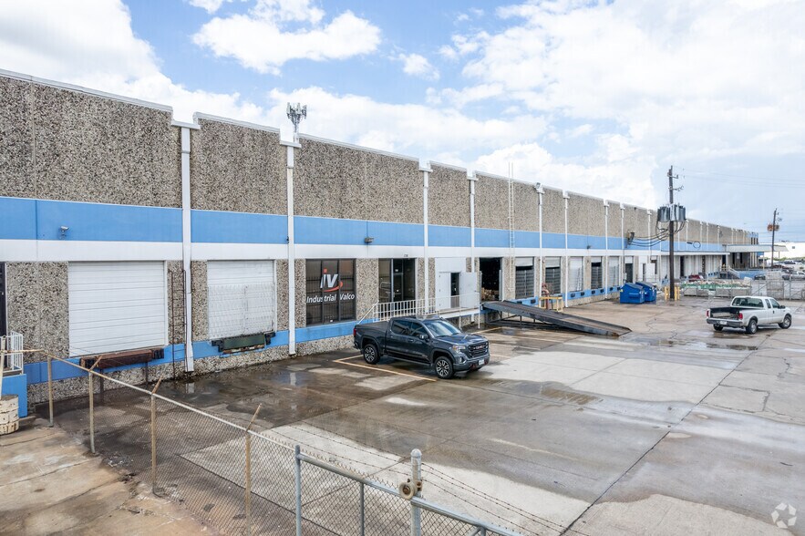 More Photos Of 8451 Market St, Houston Distribution For Lease