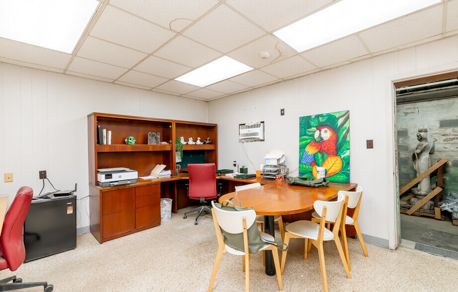 More Photos Of 927 E Madison St, Louisville Warehouse For Sale