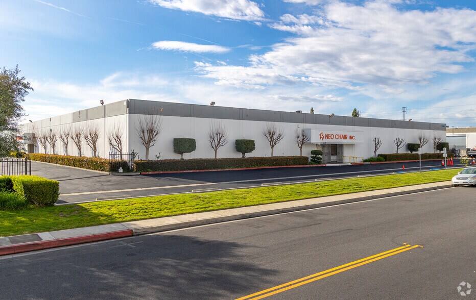 Primary Photo Of 16105 Gundry Ave, Paramount Manufacturing For Sale