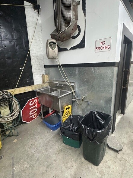 More Photos Of 175 Walnut Ave, Bronx Warehouse For Lease