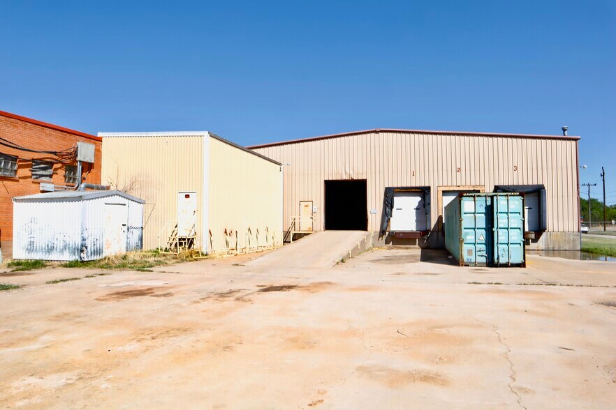 More Photos Of 912 N Beverly Dr, Wichita Falls Warehouse For Lease