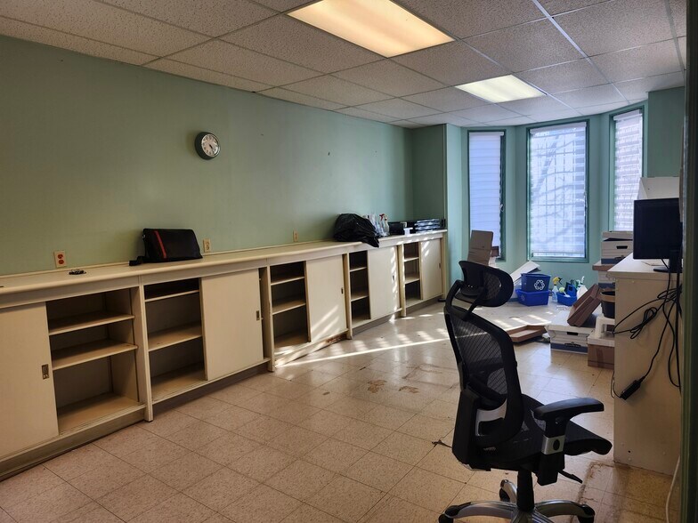 More Photos Of 477-479 Main St E, Hamilton Office For Sale