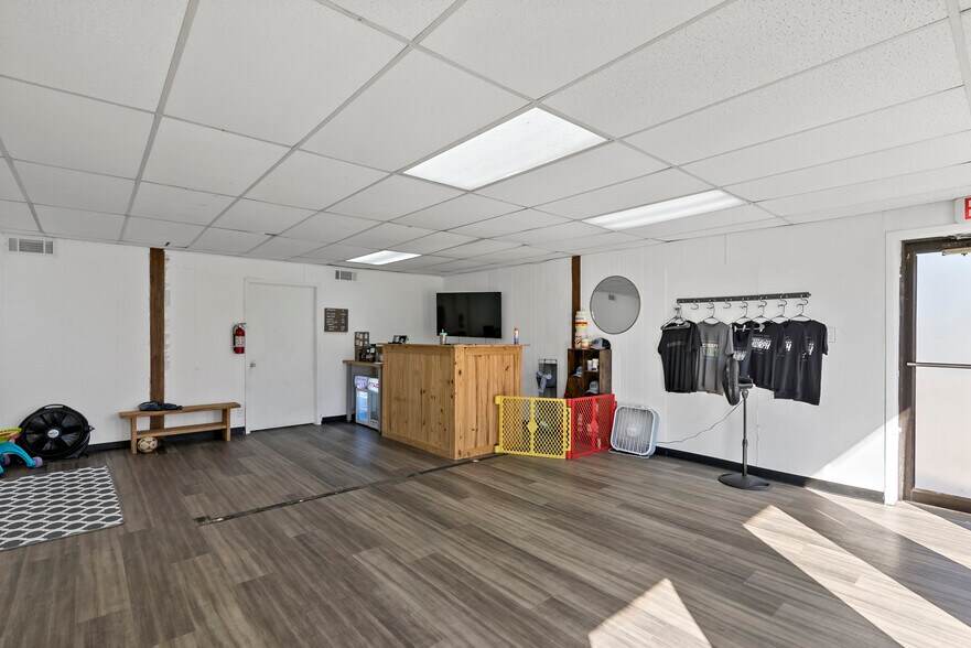 More Photos Of 410 W Carson St, Bryan Auto Repair For Sale