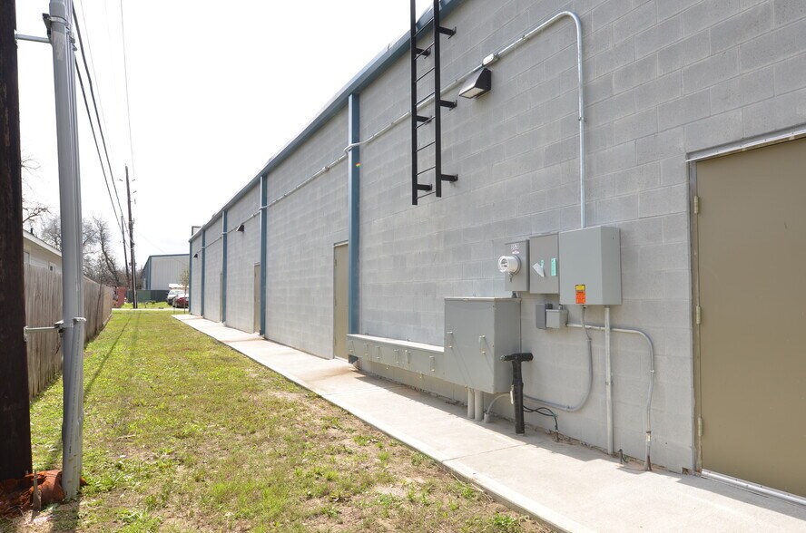 More Photos Of 5520 Gessner Rd, Houston Storefront For Lease