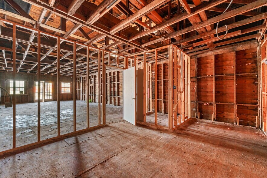 More Photos Of 2219 S Flores St, San Antonio Freestanding For Sale