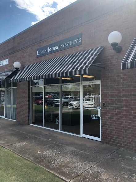 More Photos Of 1932 W Lindsey St, Norman Freestanding For Lease