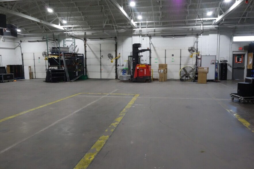More Photos Of 104 W 10th Ave, North Kansas City Warehouse For Lease