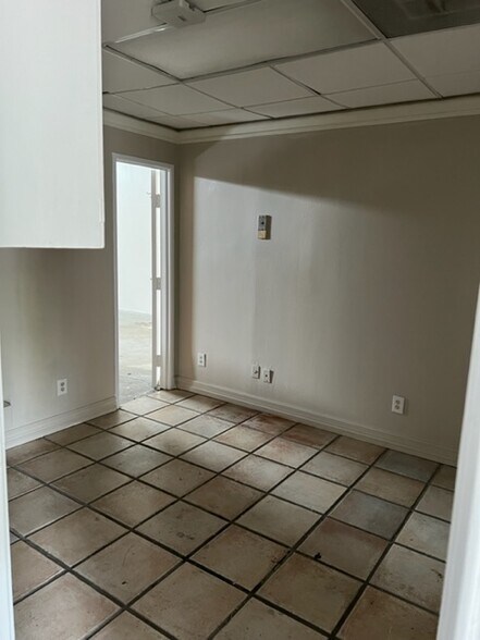 More Photos Of 11166 Ables Ln, Dallas Warehouse For Lease