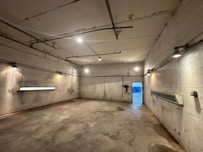 More Photos Of 1002 SE 9th St, Cape Coral Service For Lease