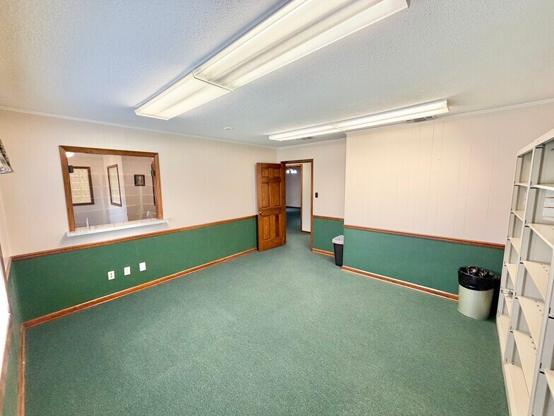 More Photos Of 105 N Hickory St, Aberdeen Flex For Sale