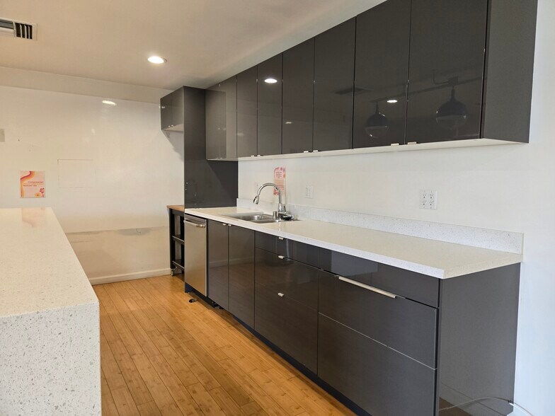 More Photos Of 2201 N Hollywood Way, Burbank Showroom For Lease