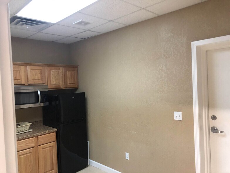 More Photos Of 2016 N Westwood Blvd, Poplar Bluff Freestanding For Sale