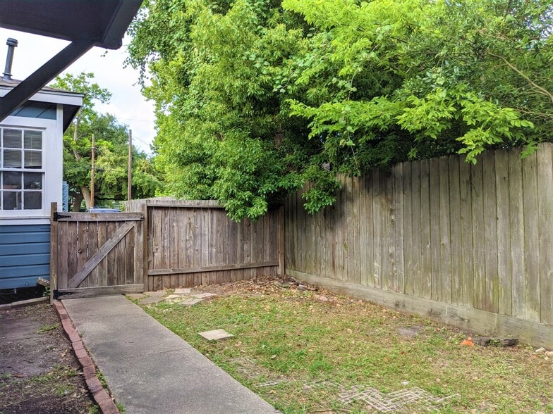 More Photos Of 704 E 22nd St, Houston Apartments For Sale