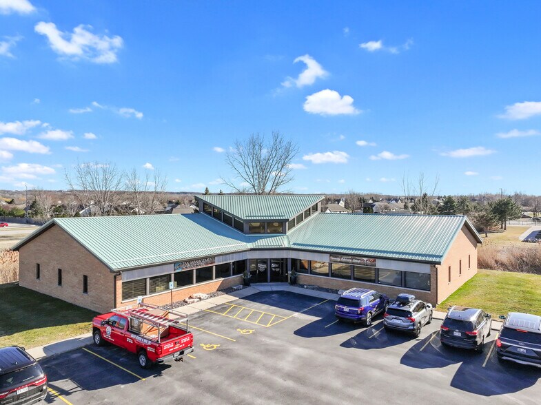 More Photos Of 566 Redbird Cir, De Pere Office For Lease