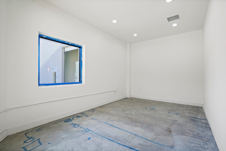 More Photos Of 10926 Randall St, Sun Valley Warehouse For Lease