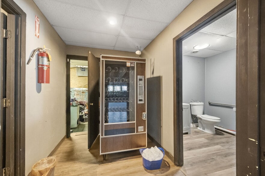 More Photos Of 2600 N Florissant Ave, Saint Louis Flex For Sale